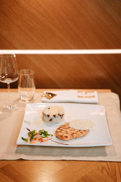 Piept de Pui în Sos de Gorgonzola cu Ciuperci și Orez